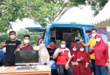 Sambil Menunggu Giliran Vaksin, Siswa Diajak Baca Buku di Perpustakaan Keliling