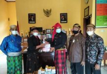 Pemdes Sindu Agung Salurkan Masker di SD 157 Sindu Agung
