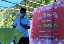 Bupati Luwu Timur Teteskan Air Mata Lepas Jenazah Guru SMP-nya