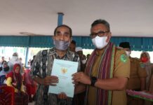 Bupati Luwu Timur Serahkan Sertifikat Tanah Untuk Warga Transmigrasi Desa Harapan