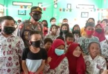Pantau Giat Vaksinasi Anak 6-11 Tahun, Kapolsek Sukamaju Ajak Orang Tua Siswa Dukung Program Pemerintah