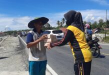 Jumat Berkah Reskrim Polres Luwu Utara Bagi-bagi Nasi Kotak ke Tukang Ojek dan Buruh Bangunan