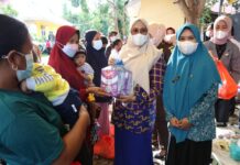 Cegah Stunting dan Obesitas, Ketua PKK dan Bupati Lutim Serahkan Bantuan Sembako UntuK Balita
