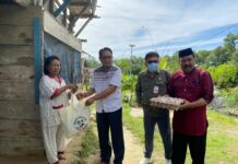 Gerakan Jumat Berbagi, Diskominfo-SP Bersama DPMPTSP dan BPKAD Lutim Bagikan Paket Sedekah