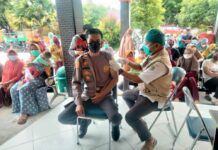 Ciptakan Kekebalan Komunitas, Kapolsek Sukamaju Lakukan Suntik Vaksin Booster Covid-19Â