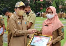 Raih Peringkat Pertama, Lurah Bone Luwu Utara Terima Penghargaan Keterbukaan Informasi Publik