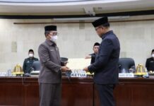 Sekda Lutim Serahkan Satu Buah Ranperda Tahap I 2022