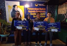 Putri Dakka Serahkan Hadiah Pemenang Festival Dangdut di Kecamatan Bone-Bone
