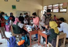 Personil Polsek Baebunta Pantau Langsung Imunisasi Siswa Merdeka Belajar di UPT SDN 032 Buso