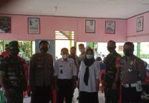 Kapolsek Malili, Satlantas Polres Luwu Timur dan Puskesmas Malili Giat Vaksinasi di Desa Puncak Indah