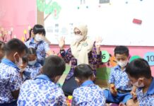 Bunda Paud Lutim Sambangi Tiga TK dan Satu SD di Kecamatan Towuti