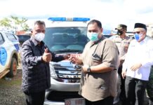 Kunker di Mahalona Raya, Bupati Luwu Timur Serahkan Ambulance dan Combine