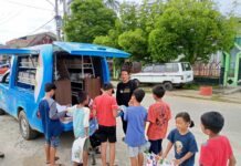 Layanan Perpustakaan Keliling Kembali Mengajak Masyarakat di Anjungan Sungai Malili Untuk Baca Buku