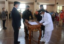 Bupati Morut Lantik Kepala Desa Bintangor Mukti di Ruang Pola Kantor Bupati