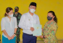 Bupati Delis Serahkan Sertifikat Gratis Untuk Enam Desa di Kabupaten Morowali Utara