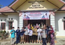 Kadis Pertanian dan Ketahanan Pangan Luwu Timur Serahkan Paket Sembako di Desa Madani Â