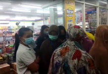 Minyak Goreng Langka, Warga Towuti Rela Antre di Indomaret