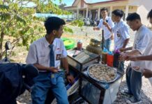 Siswa SMK 8 Luwu Utara Ini Rela Jual Somai di Sekolah untuk Bantu Keluarga