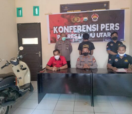 Kapolsek Mappedeceng Lakukan Konferensi Pers Terkait Penangkapan Dua Pelaku Spesialis Pencurian Motor