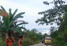 Jalan Tak Kunjung Diperbaiki, Warga Desa Lara Timbun Jalan Dengan Dana Pribadi