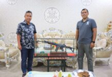 Dandim 1403 Sawerigading Berikan Bupati Lutim Hadiah Miniatur Senapan