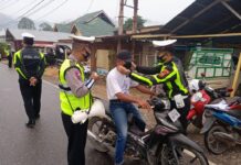 Hari ke-8 Ops Keselamatan 2022, Polres Morut Laksanakan Penyuluhan dan Bagi Masker