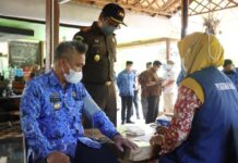 Bupati Budiman Lakukan Vaksinasi Booster di Kantor Kajari Malili