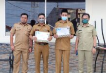 Bupati dan Kadis Kominfo Luwu Utara Terima Penghargaan PWI Luwu Raya dan Toraja