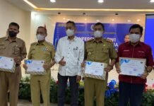 Bupati Lutim dan Kadis Kominfo SP, Terima Penghargaan dari PWI Luwu RayaÂ