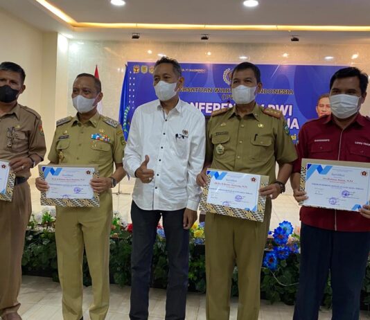 Bupati Lutim dan Kadis Kominfo SP, Terima Penghargaan dari PWI Luwu Raya