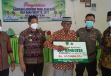 Serahkan BLT-DD Periode Januari-Maret 2022, Ini Harapan Kades Benteng Kepada Penerima Bantuan