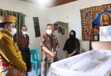 Berpakaian Adat Suku Taipa, Budiman Melayat di Rumah Duka Tokoh Masyarakat Wasuponda