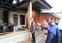 Didampingi Wakil Ketua II DPRD, Budiman Serahkan Bantuan Untuk Korban Kebakaran di Desa Asuli