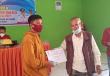 Ketua BPD Desa Malangke Serahkan Secara Simbolis BLT DD kepada Masyarakat