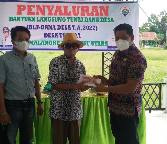 Camat Malangke Serahkan Secara Simbolis BLT-DD di Desa Tolada