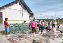 Sambut Bulan Suci Ramadhan, Kades Pince Pute Bersama Warga Bersihkan Karpet Masjid, Ini Harapannya