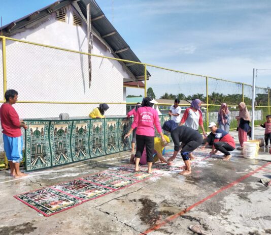 Sambut Bulan Suci Ramadhan, Kades Pince Pute Bersama Warga Bersihkan Karpet Masjid, Ini Harapannya