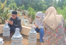 Jelang Ramadhan, Bupati Nyekar ke Makam Orang Tuanya