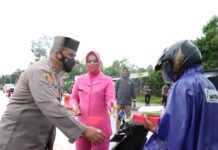 Meski Hujan, Kapolres Bersama Ketua Bhayangkari Cabang Luwu Utara Bagi Takjil di Jalan