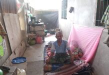 Akibat Rumahnya Roboh, Seorang Kakek di Luwu Utara Terpaksa Numpang di Teras Masjid