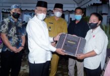 Bupati Delis Serahkan Insentif untuk Imam Masjid dan Lepas Tim Safari Ramadhan