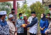 Bupati Morut Bersama Wakil Bupati Serahkan Insentif Untuk Para Imam