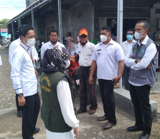 Camat Malangke Dampingi Sekda Luwu Utara Sidak dan Pantau Harga Sembako di Pasar Tolada