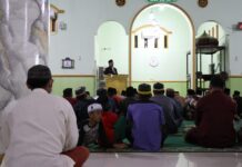 Malam Keenam Ramadhan, Bupati Lutim Tarawih di Masjid Jami Wasuponda