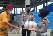 Hari ke-10 Ramadhan, Satlantas Polres Luwu Utara Begi-bagi Takjil