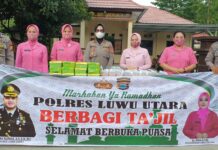 Personil Polsek Baebunta Bagi Takjil ke Pengguna Jalan