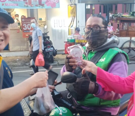 DPP Partai UKM Indonesia Bagikan Nasi Kotak Buka Puasa di Kramat Sentiong Jakarta Pusat