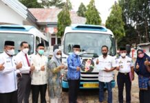 Kunker di Kecamatan Malili, Bupati Lutim Serahkan 2 Unit Bus