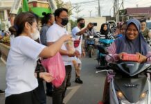 Pemda Morut Bersama Jurnalis Bagi-bagi Takjil di Bulan Suci Ramadhan