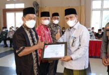 Kunker di Tomoni, Bupati Serahkan Penghargaan Bagi Kades Tertib Administrasi Desa